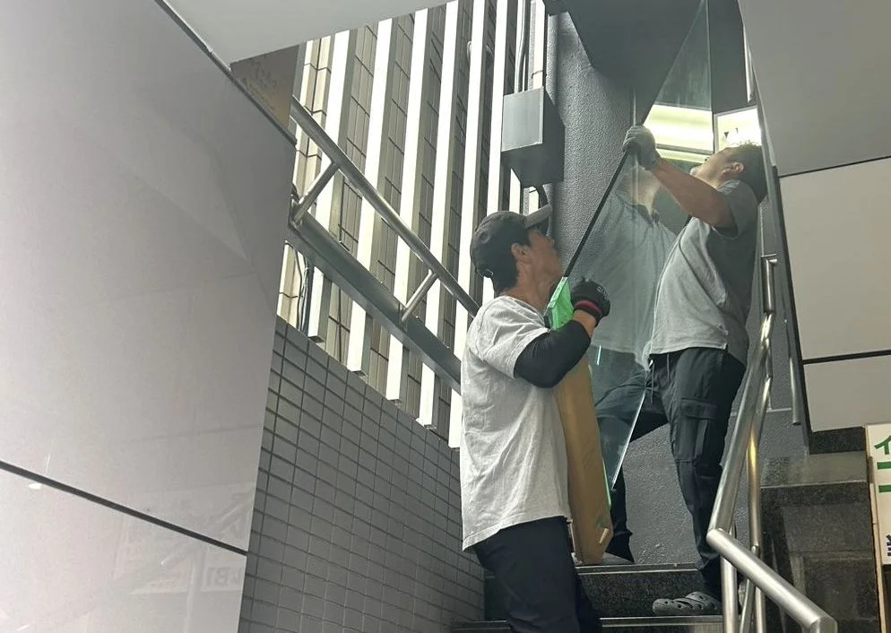 大型家電を養生材で保護し、固定具を確認している搬入作業の手元