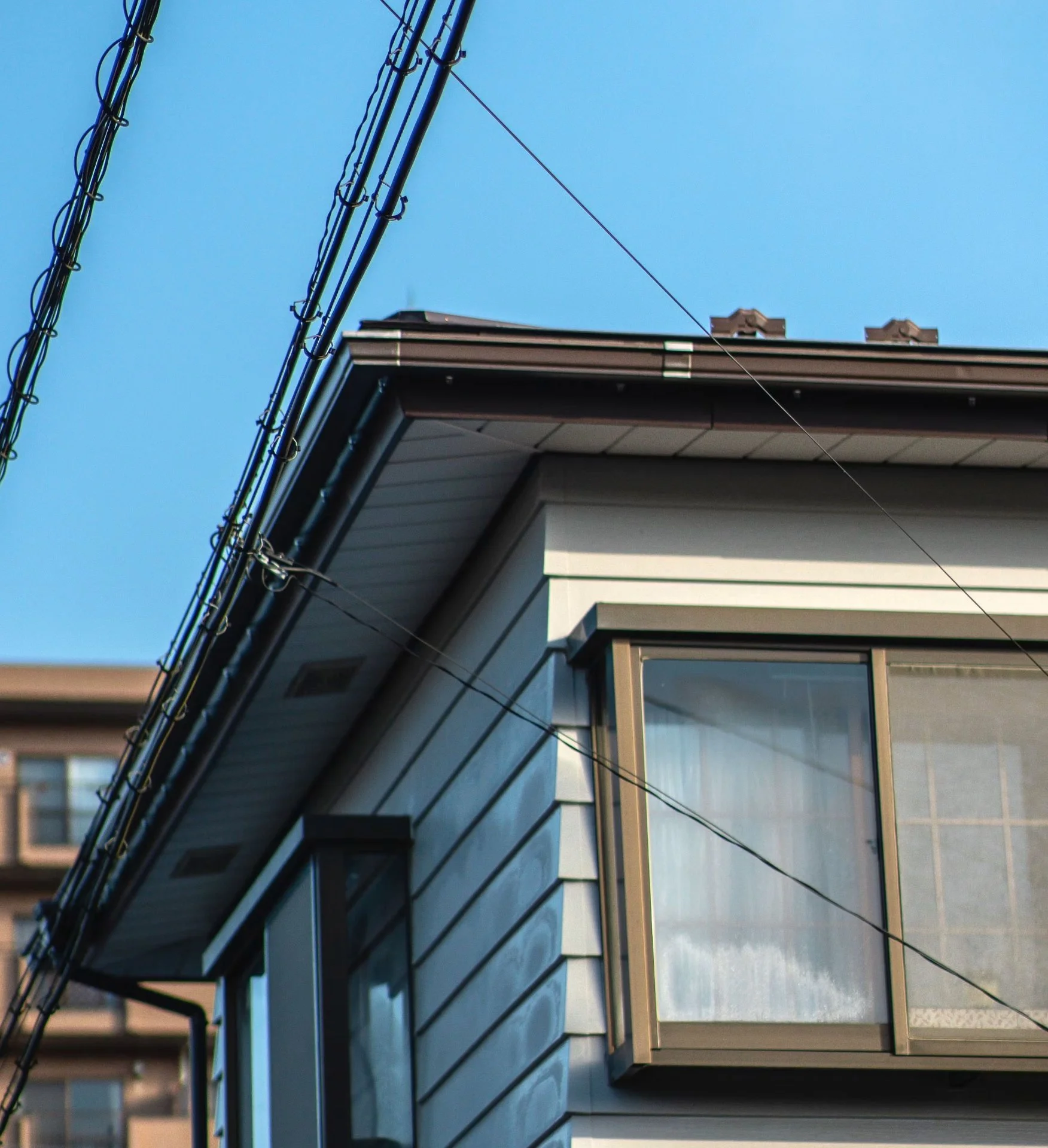 電線が近くにある住宅の外観